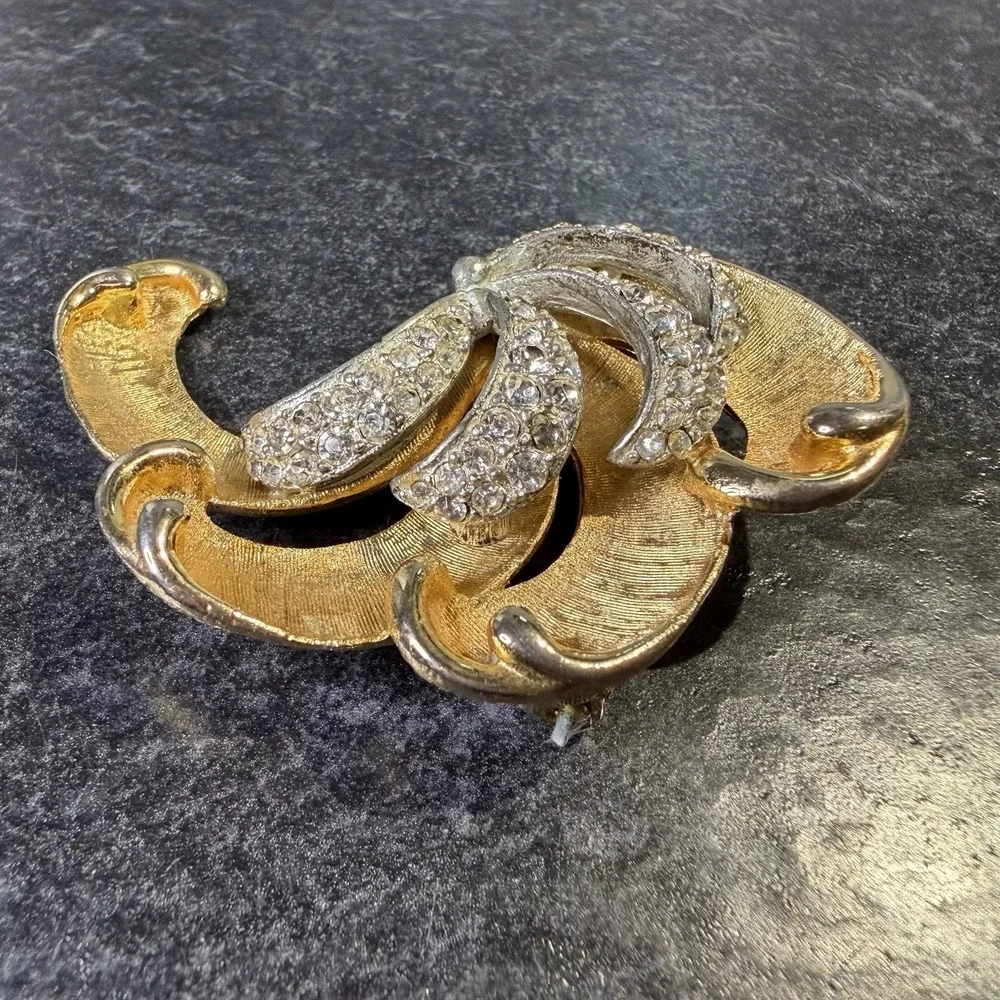 Vintage BSK Textured Swirl‎ Fan Leaf Rhinestone Gold Tone Brooch Pin LARGE